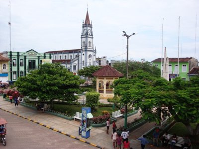 Plaza de Armas de Yurimaguas con iglesia